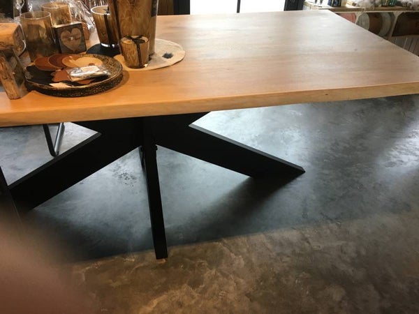 BOOMKANT TAFEL MET MATRIX ONDERSTEL