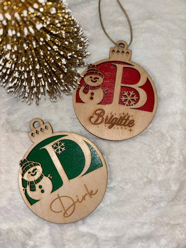 Een gepersonaliseerde houten kerstbal