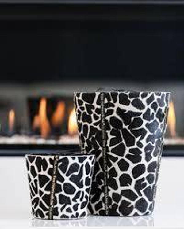 Victoria with Love Hairy Giraffe Black Medium – Luxe Geurkaars