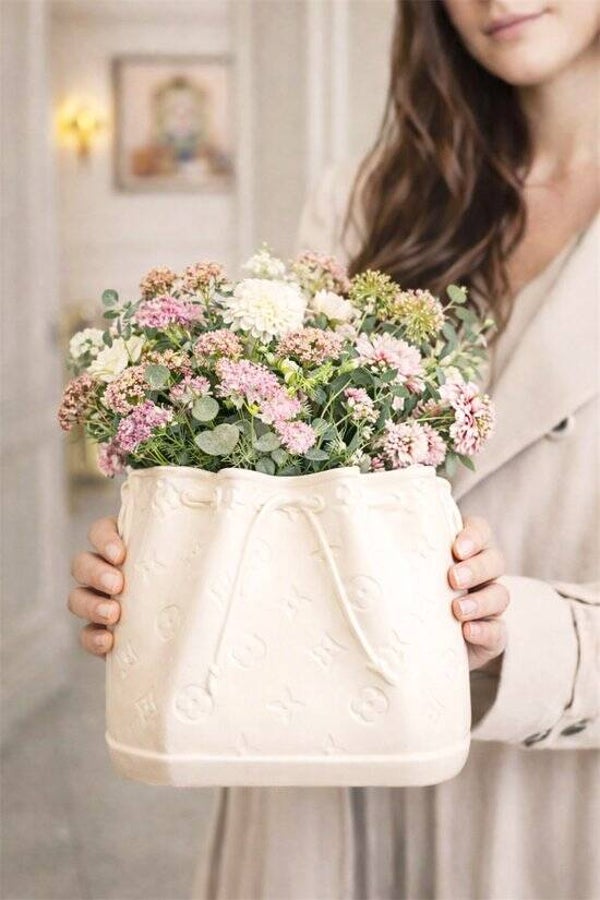 Handtas vaas crème 26x14x26cm - Decoratieve bloemenvaas/ Droogbloemen - Hoogte 26 cm - Kleur Crème - Excl. bloemen