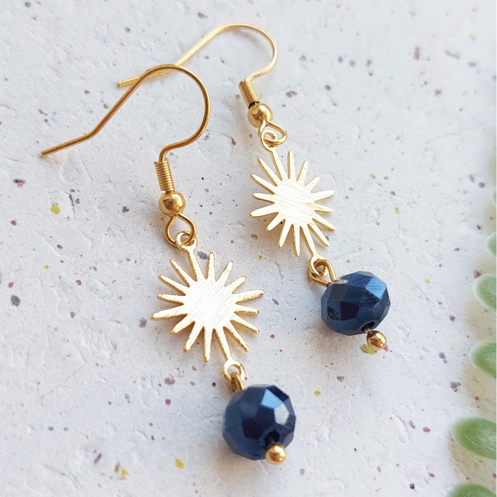 Zonnetjes met donkerblauwe glaskraaltjes