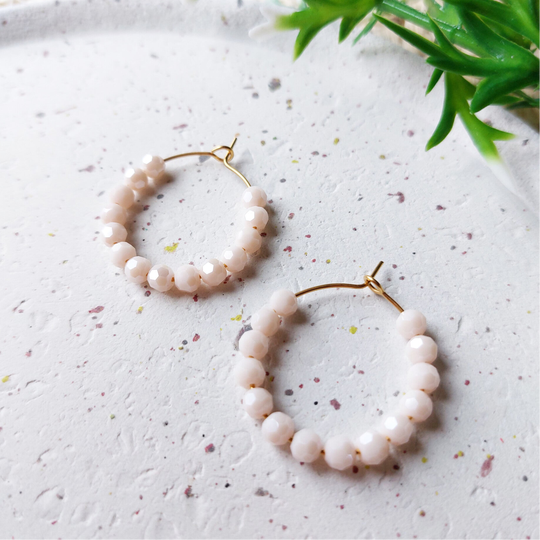 Ringen met kralen glanzend witroze