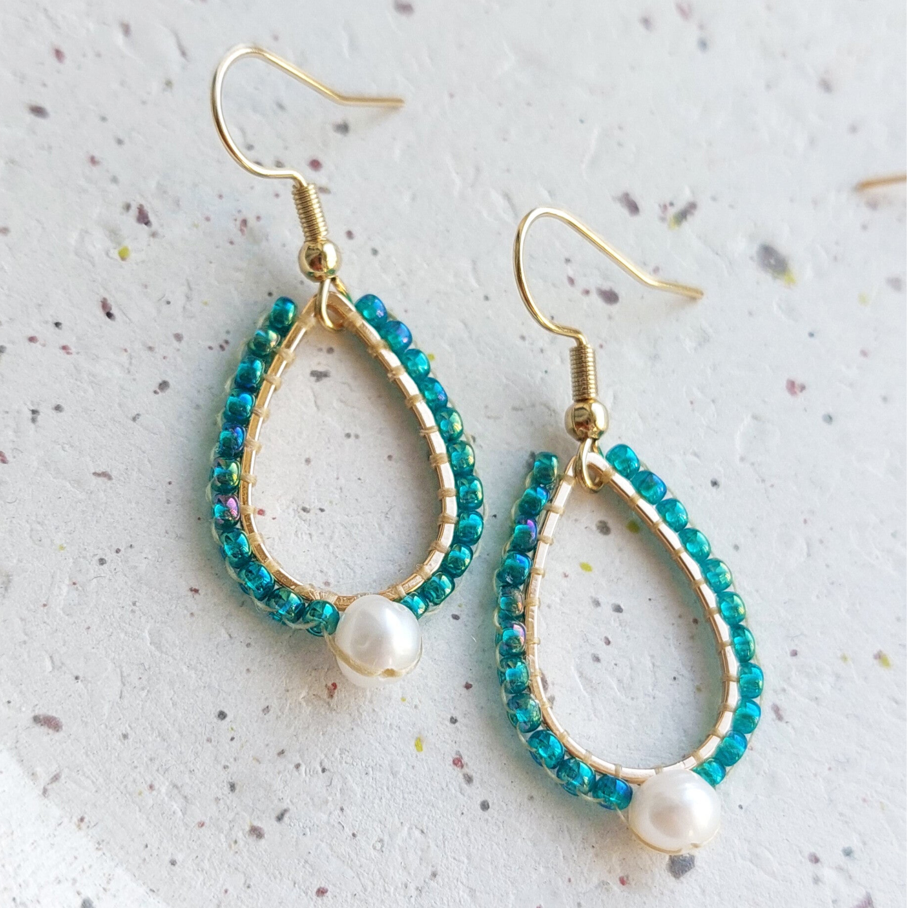 Druppels met kraaltjes en zoetwaterparels