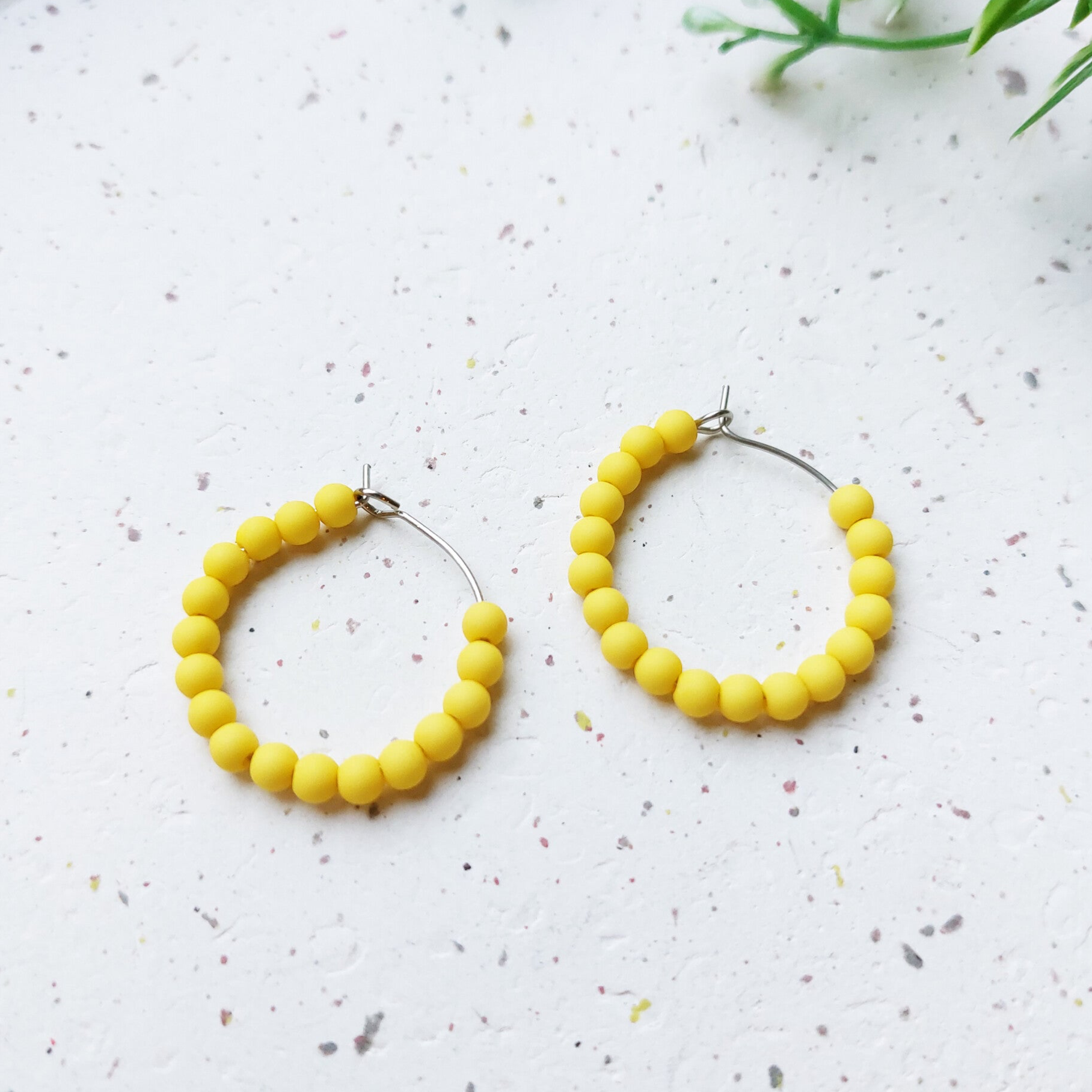 Ringen met kralen knalgeel