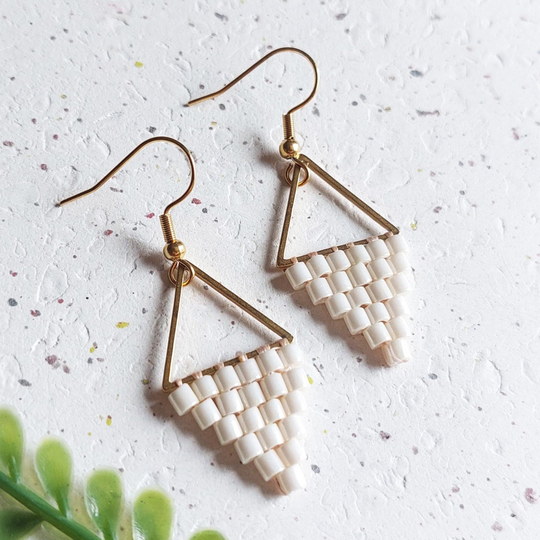 Triangle oorbellen met Miyuki kralen