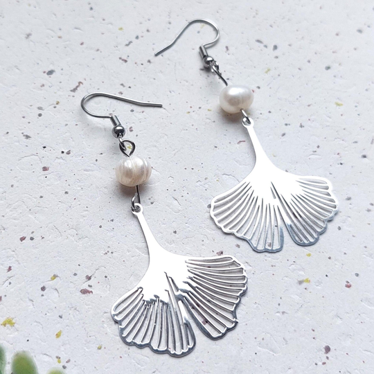 Ginkgo blad met zoetwaterparels zilver