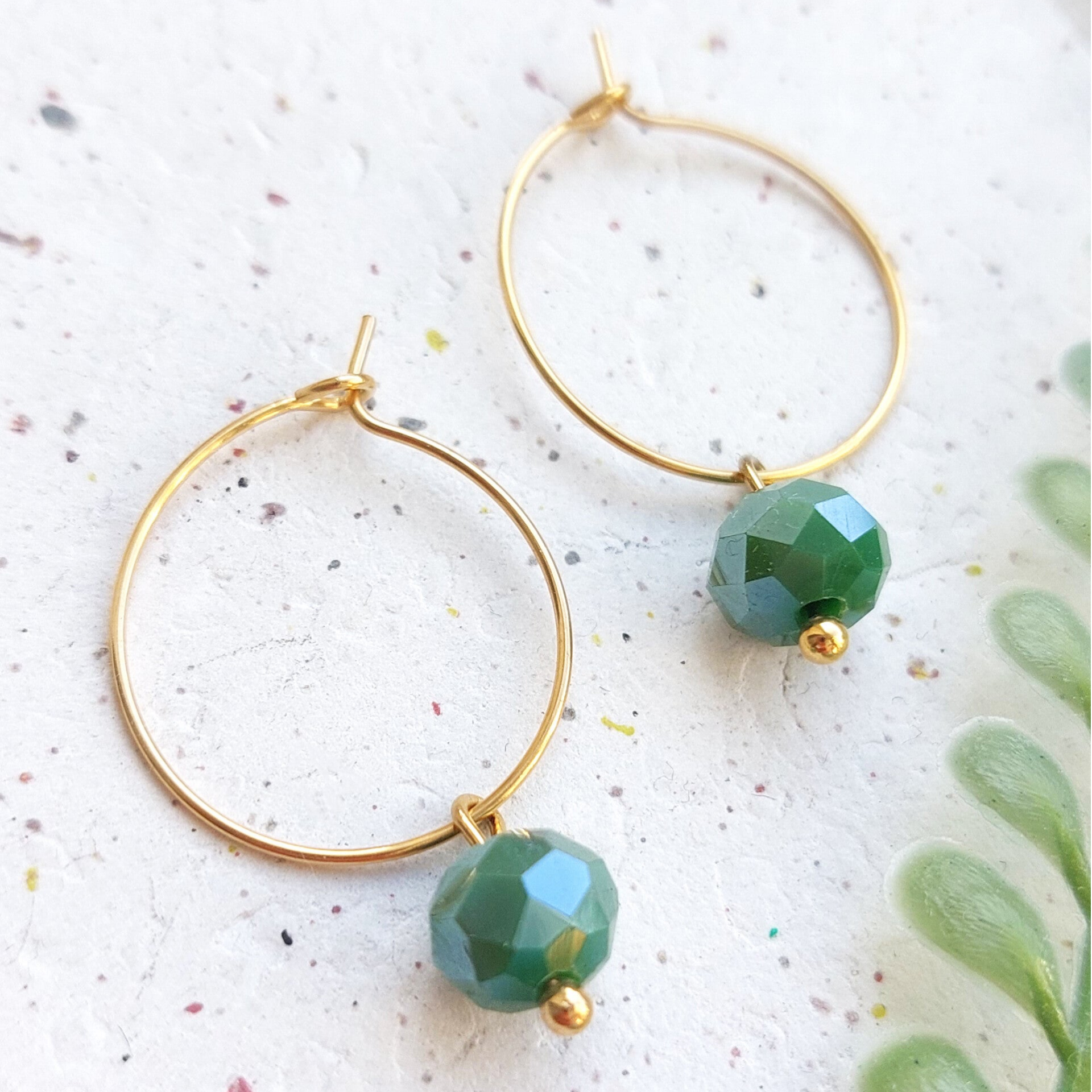 Ringen met groene glaskraaltjes