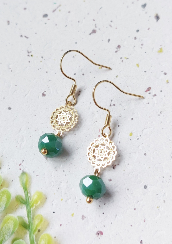 Hangertjes met groene glaskraaltjes