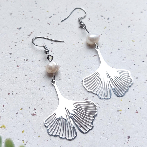 Ginkgo blad met zoetwaterparels zilver