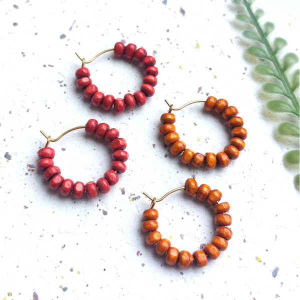 Ringen met houten kralen