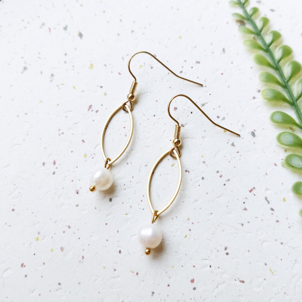 Hangers met zoetwaterparel