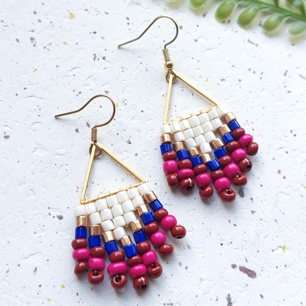 Triangle oorbellen met Miyuki kralen gekleurd