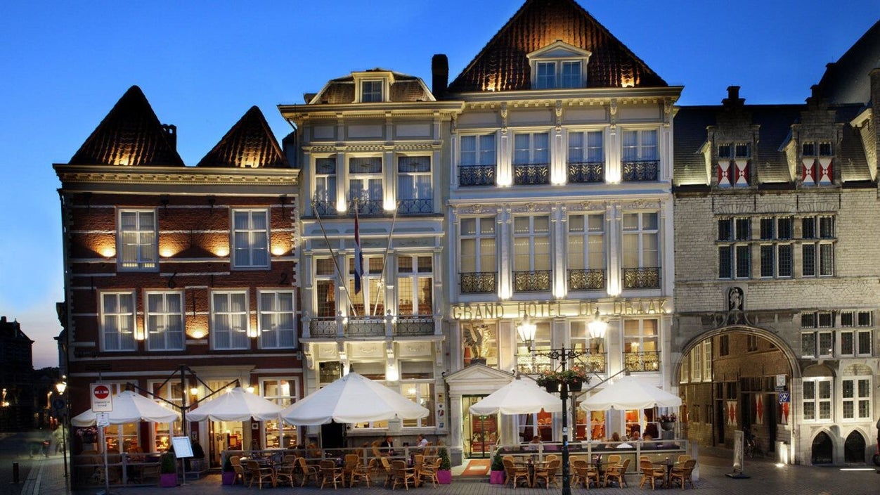 Hotel De Draak aan de Grote Markt in Bergen op Zoom