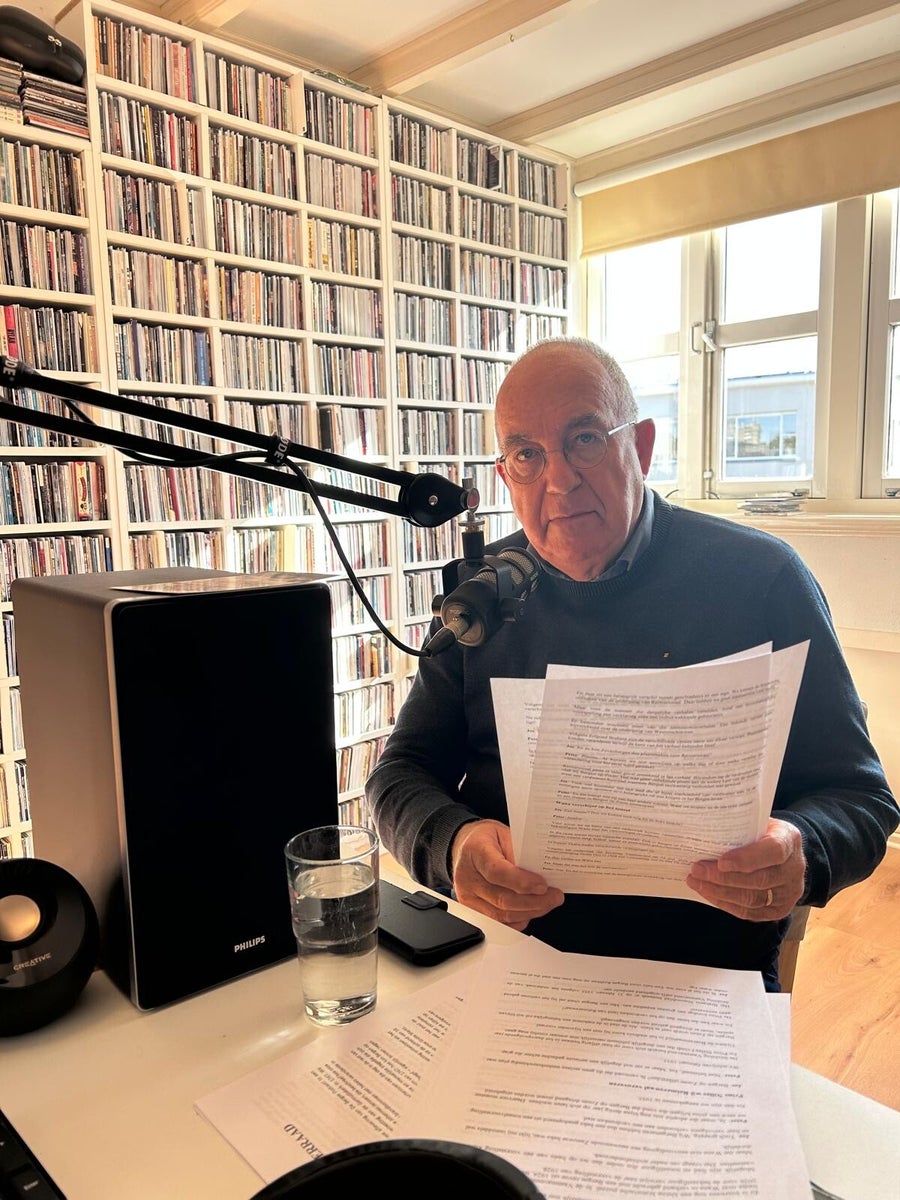 Peter en Jos aan het werk in de podcaststudio