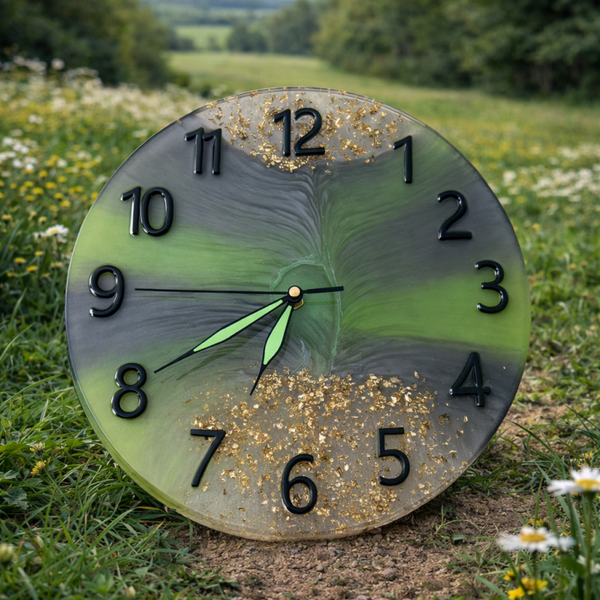 🌿 Horloge Murale Artisanale – Équilibre Sylvestre – 25 cm  Inspirée par la nature et les paysages verdoyants, cette horloge murale artisanale de 25 cm de diamètre évoque la sérénité, l’ancrage et l’harmonie.  Ses nuances profondes de vert minéral, gris f