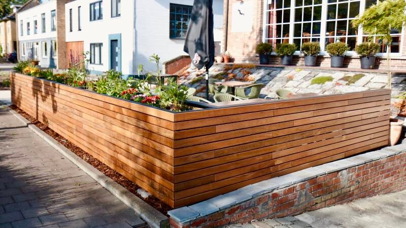 Zithoek terras met plantenbakken