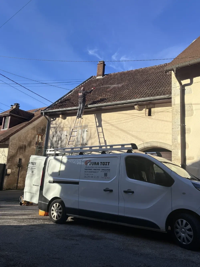 Démoussage de toiture à Lons-le-Saunier