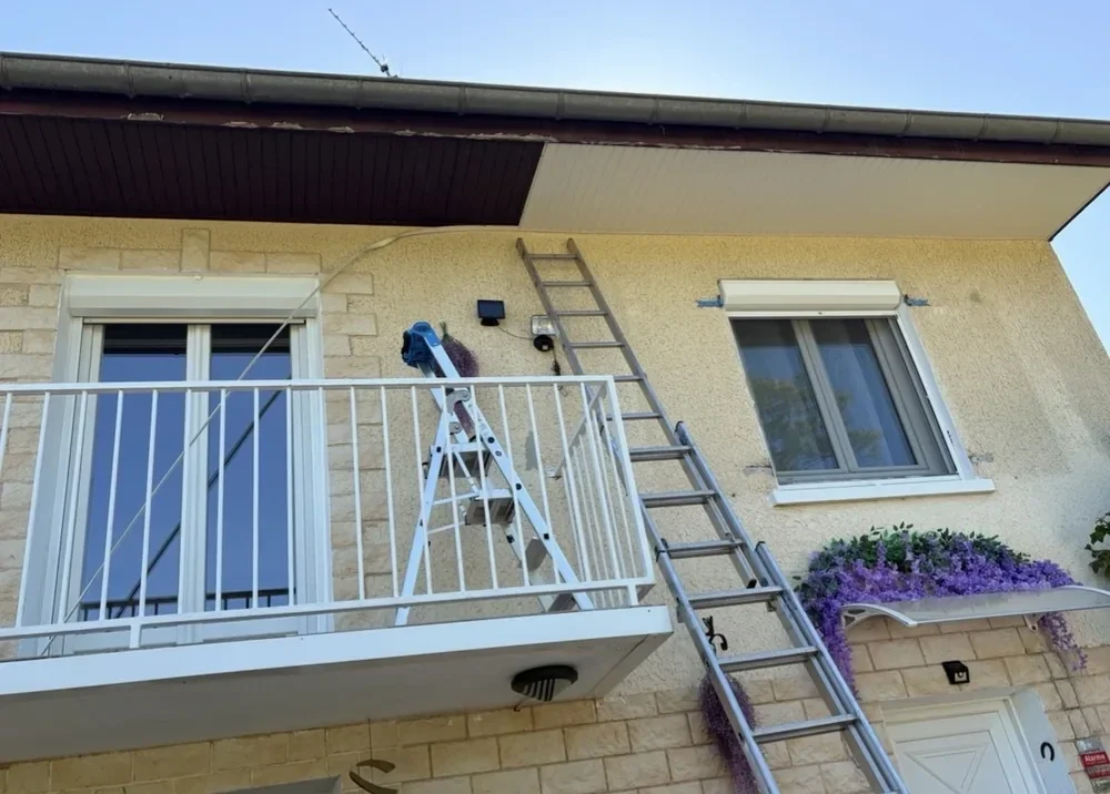 Habillage dessous de toit en pvc JuraToit