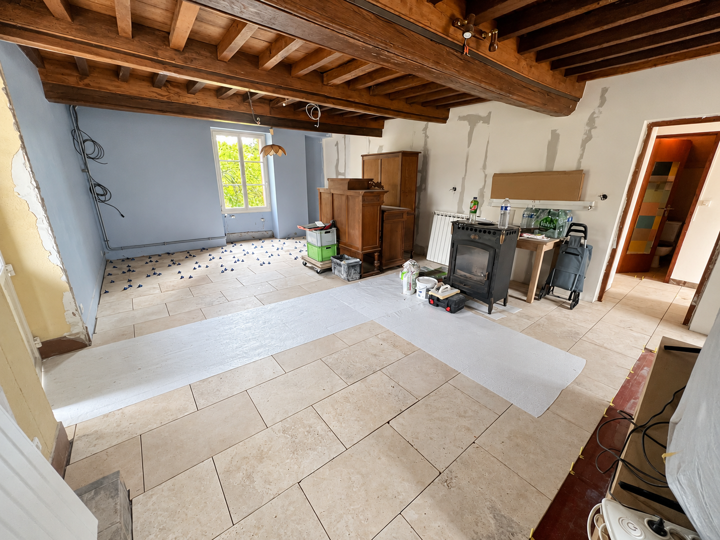 Chantier de pose de carrelage en pierre