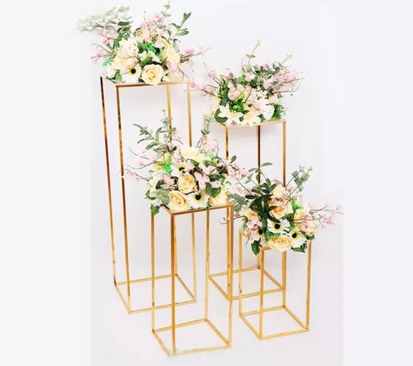 Pedestal props gold