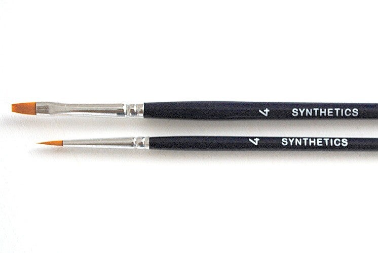 1 pinceau plat N°4 et 1 pinceau rond N°4