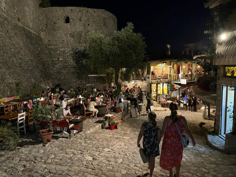 Bummeln in der mittelalterlichen Fußgängerzone von Stari Bar