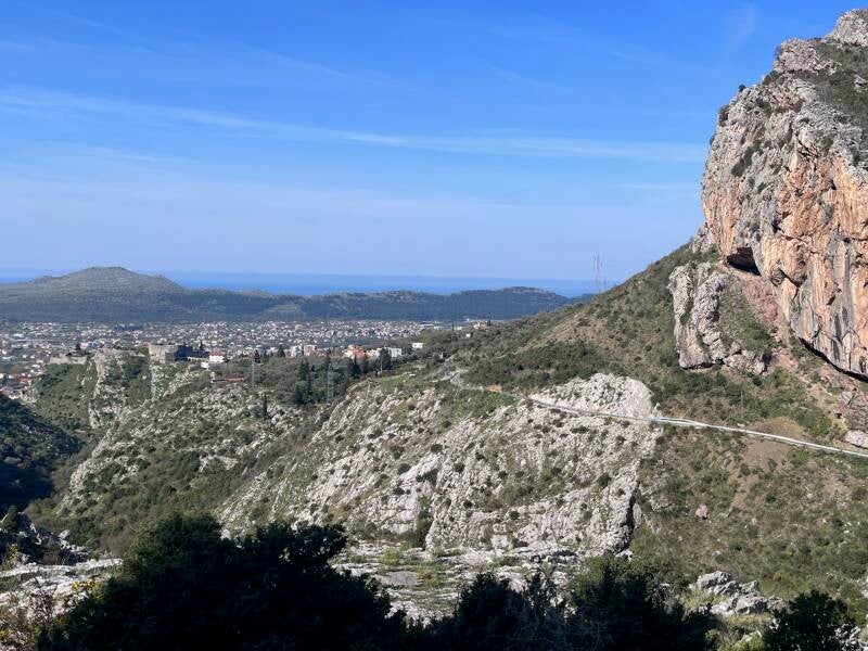 Wandern und Klettern in den Bergen über Stari Bar
