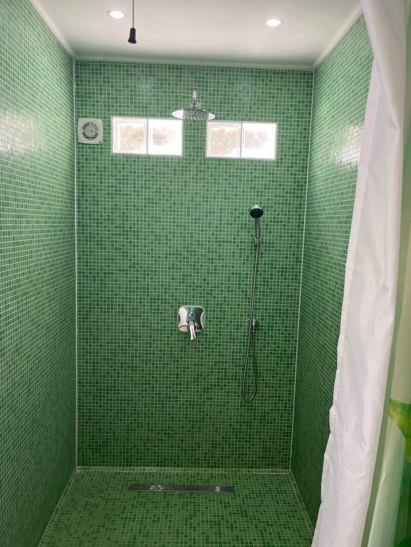 Große ebenerdige Dusche im Ferienhaus Stari Bar