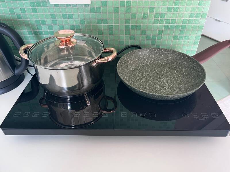 Küche mit Induktionsfeld