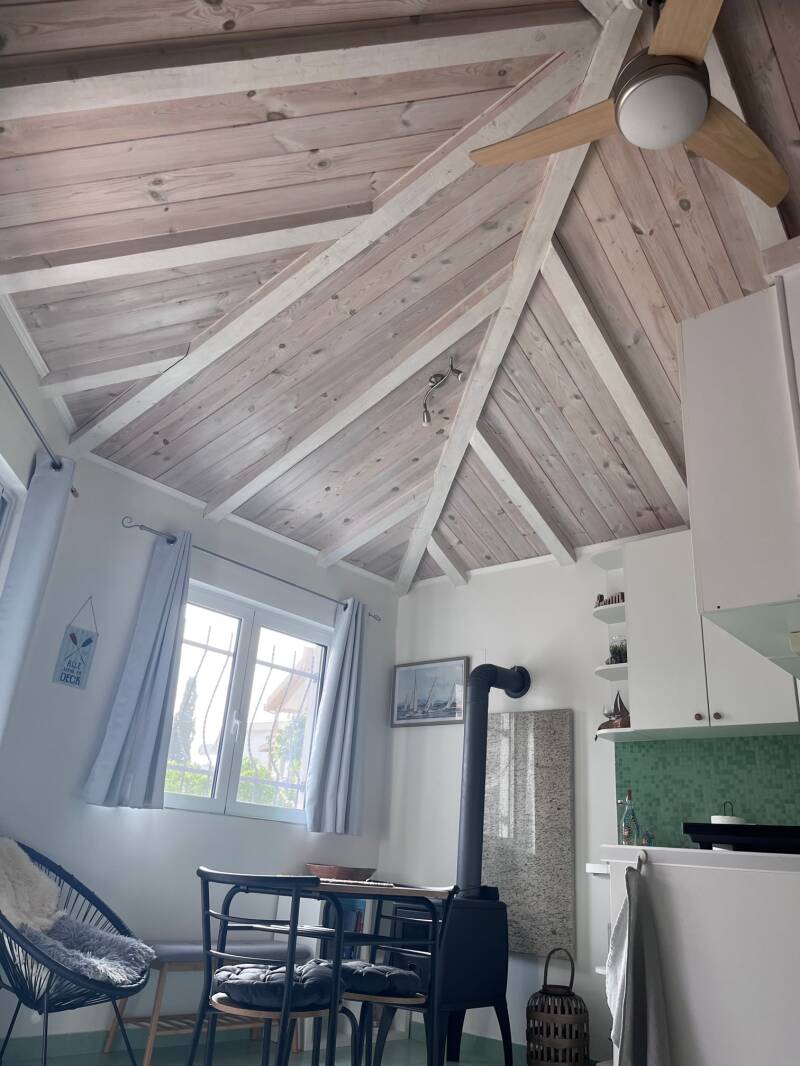 Gemütliche Holzdecken im Ferienhaus Sailors Home Stari Bar