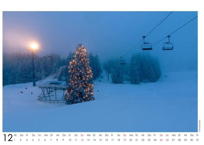 Dezember 2027 – Beleuchteter Baum im Schnee