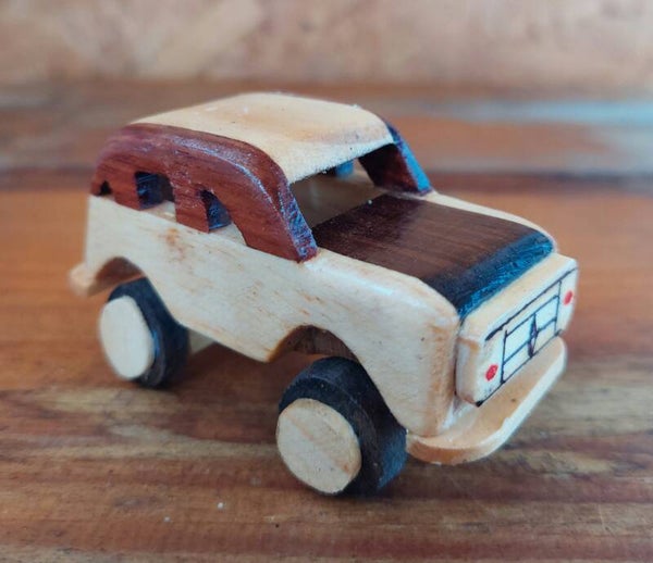 Petite voiture en bois
