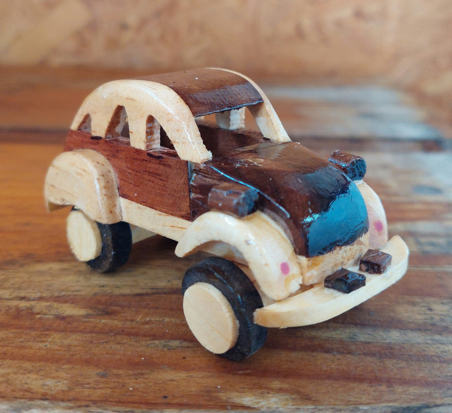 Petite voiture en bois