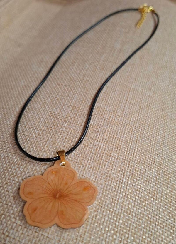 Collier hibiscus