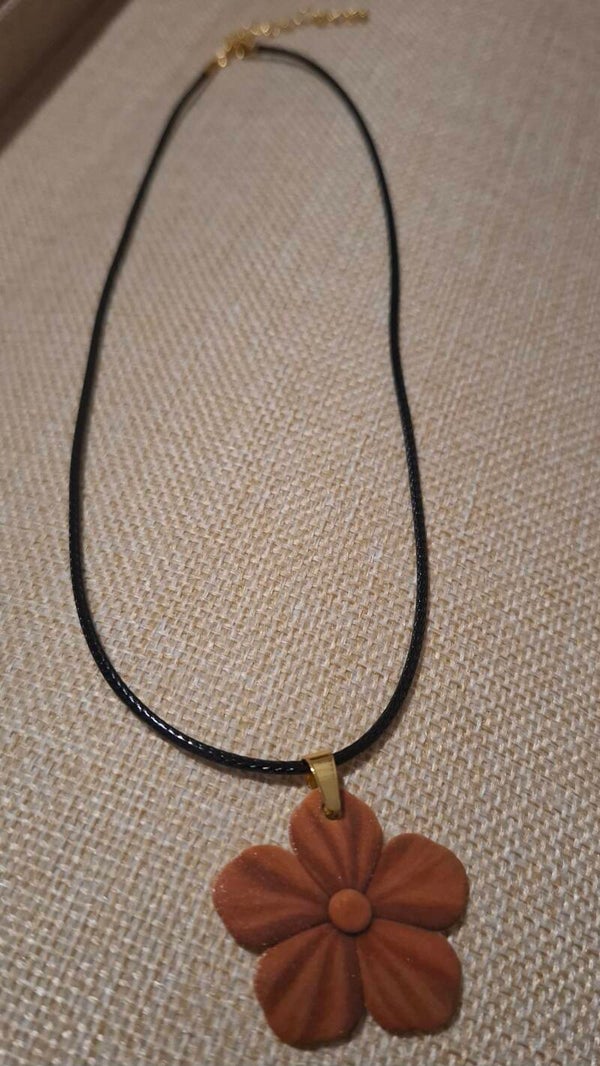 Collier fleur 974