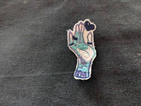 Écusson brodé - Main bleue coeur