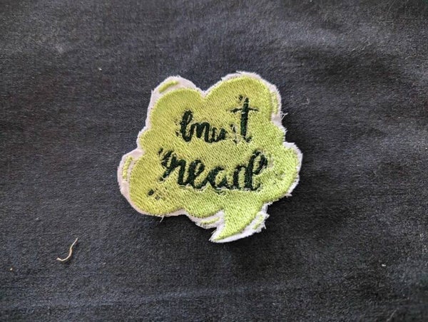 Écusson brodé - I Must Read