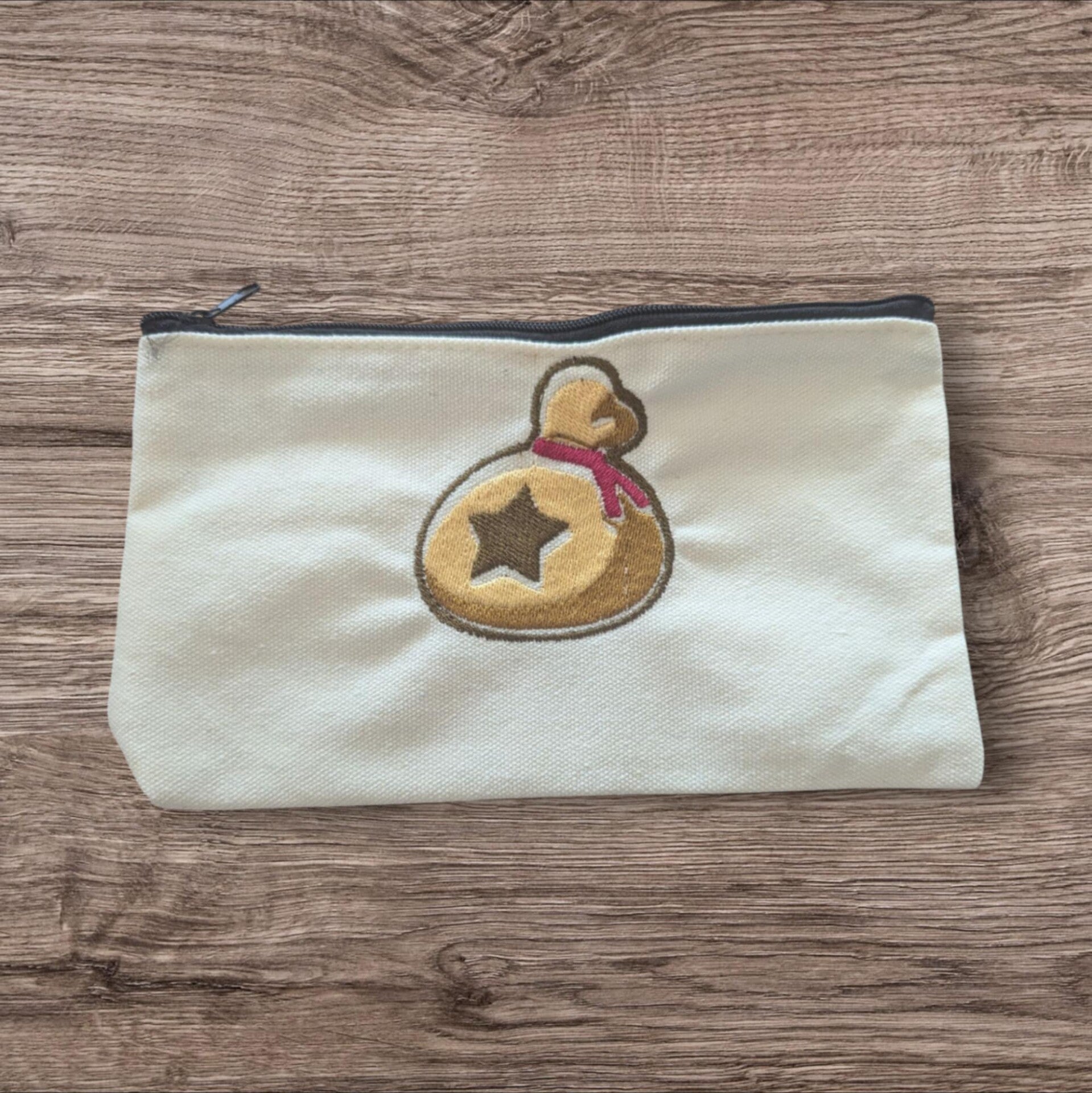 Trousse brodée : Sac de clochettes
