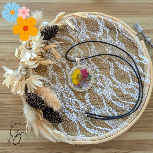 ✨ Collier pendentif fleuri en résine – Pièce unique