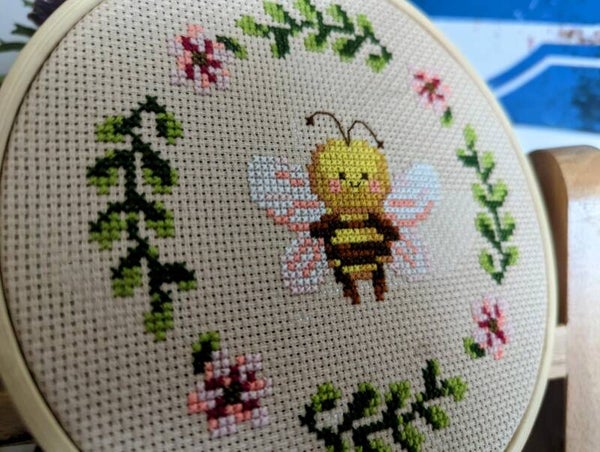 Abeille et couronne de fleurs