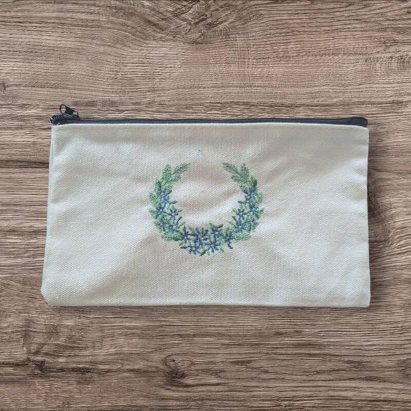 Trousse brodée : Couronne de fleurs