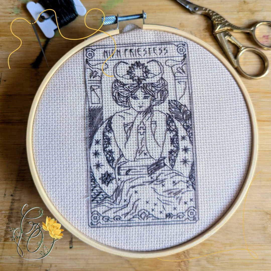 Broderie artisanale – Carte de tarot The High Priestess (Blackwork)