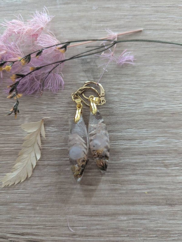 Boucles d'oreilles en résine, fleur séchée et perles semie précieuses