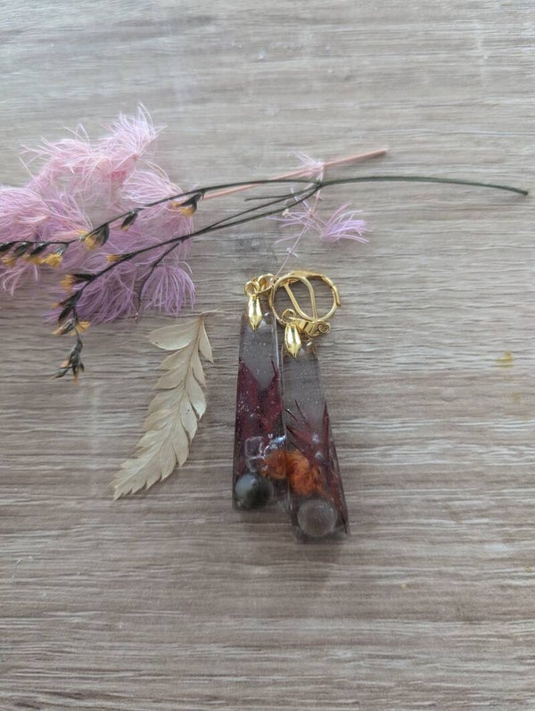 Boucles d'oreilles en résine, fleur séchée et perles semie précieuses