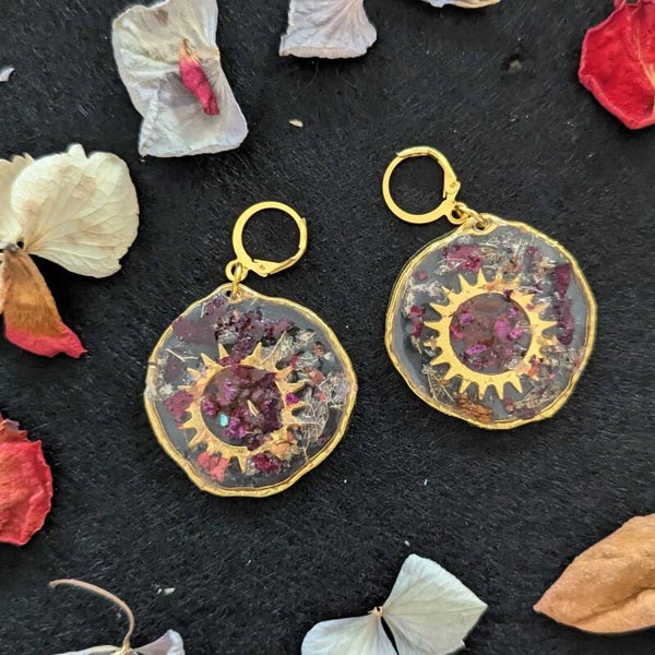 Boucles d’oreilles florales & mécaniques – Engrenage doré & éclats pourpres