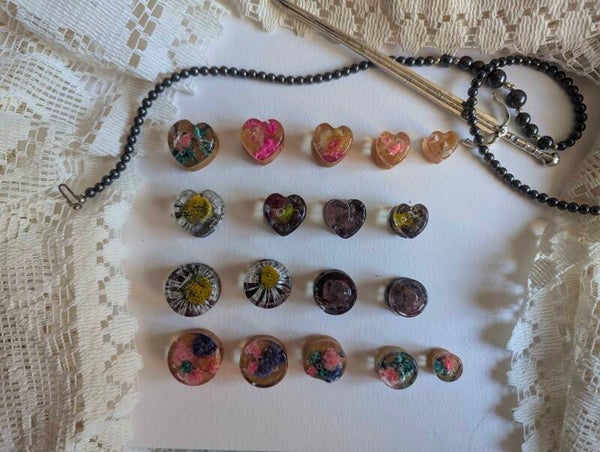 Écarteurs artisanaux en résine – Fleurs séchées & inclusions naturelles