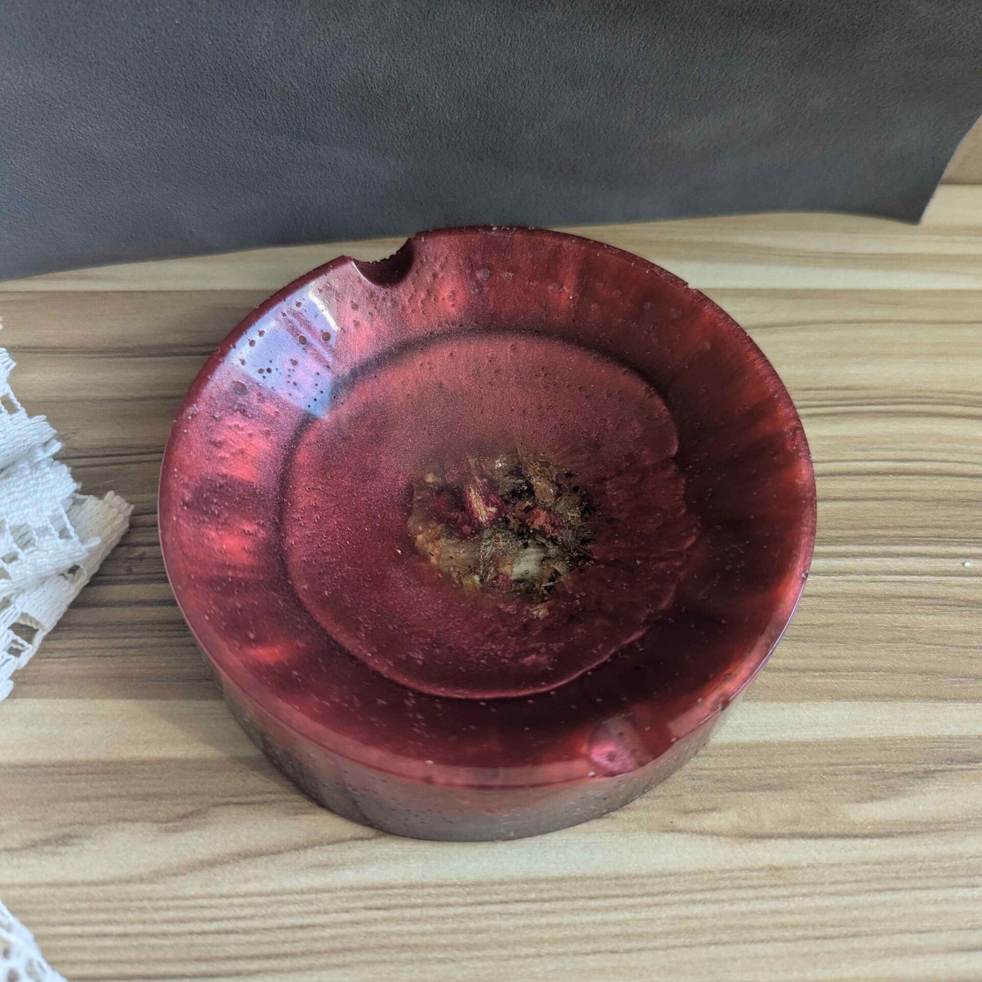 Cendrier artisanal en résine – Effet bordeaux profond & inclusions florales