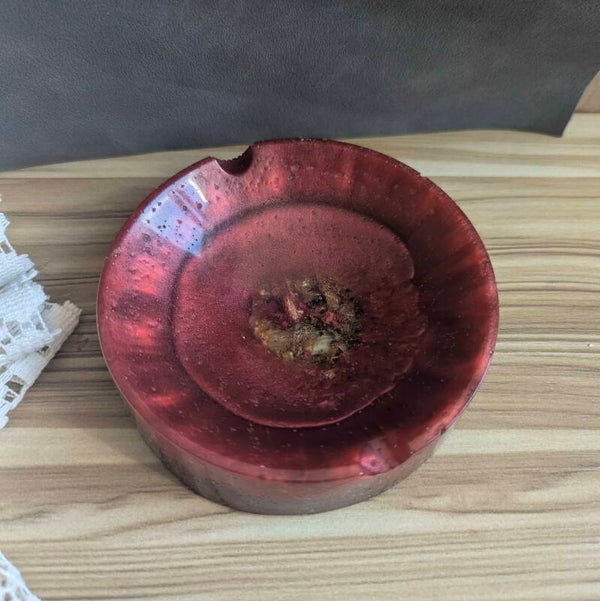 Cendrier artisanal en résine – Effet bordeaux profond & inclusions florales