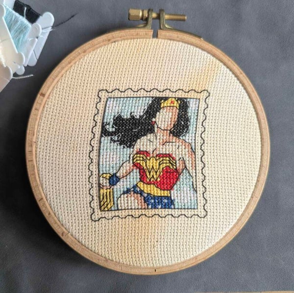 🦸‍♀️ Broderie au point de croix – Héroïne iconique