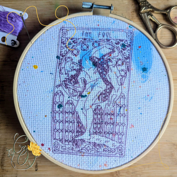 Broderie artisanale – Carte de tarot The Fool (Blackwork)
